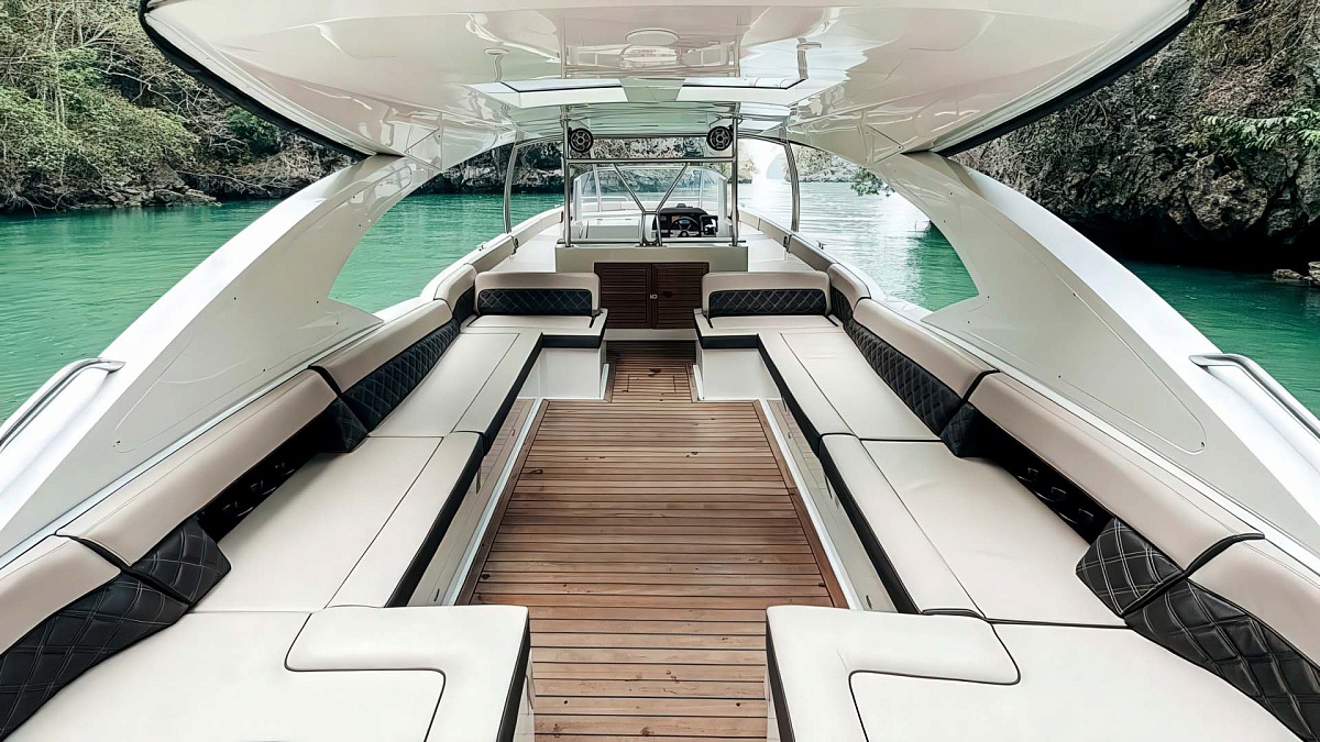Аренда катера Luxury Cruiser 42 Ocean Pearl на Пхукете - диваны разложены